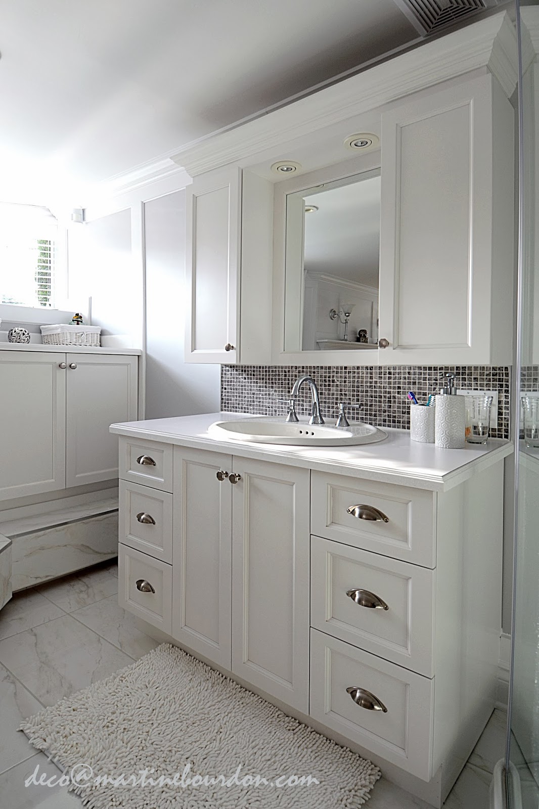 Beaucoup de blanc, un peu de gris. chambre et salle de bain des ...