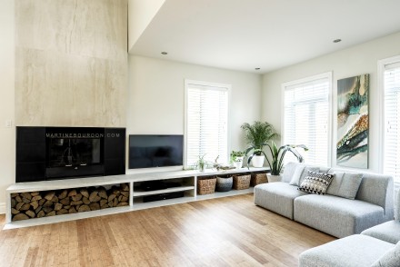 Salon manteau de foyer et meuble télé tablette en béton décoratif
