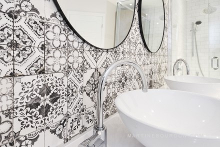 salle de bain motifs papier peint effet mosaïque
